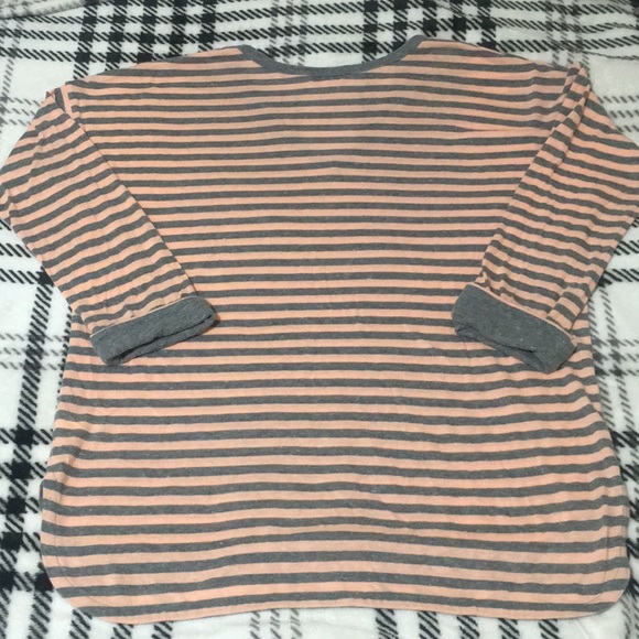 Women’s Gap V-Neck Striped 3/4 Sleeve Shirt - Picture 2 of 2